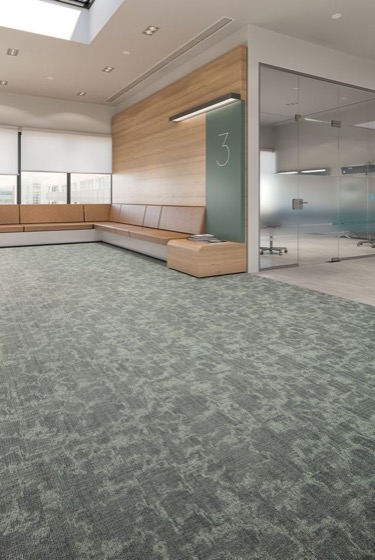 Kantoorlounge met groenblauwe tapijttegelvloer